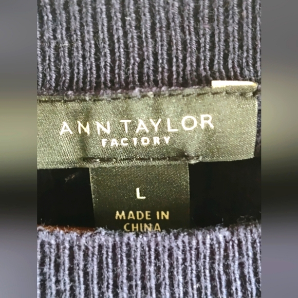 Ann Taylor Factory Women's Navy Waffle Knit Pullover Crewneck Sweater | Lg - Picture 3 of 4